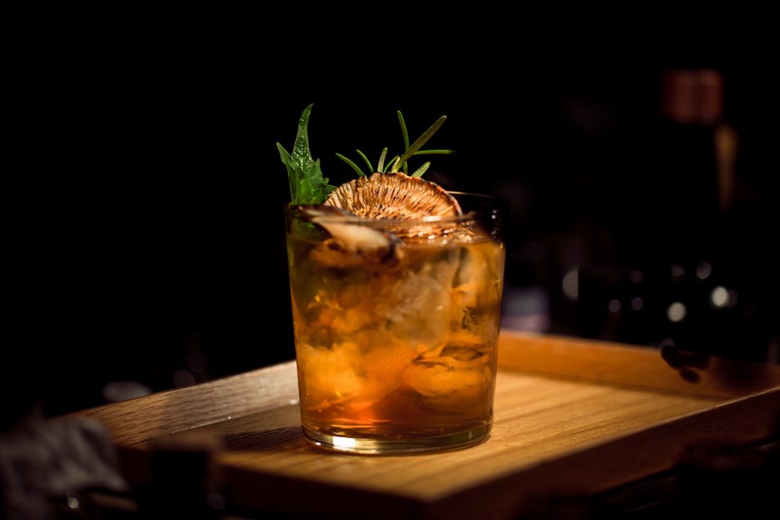 Cocktail mit Rosmarin an der Bar