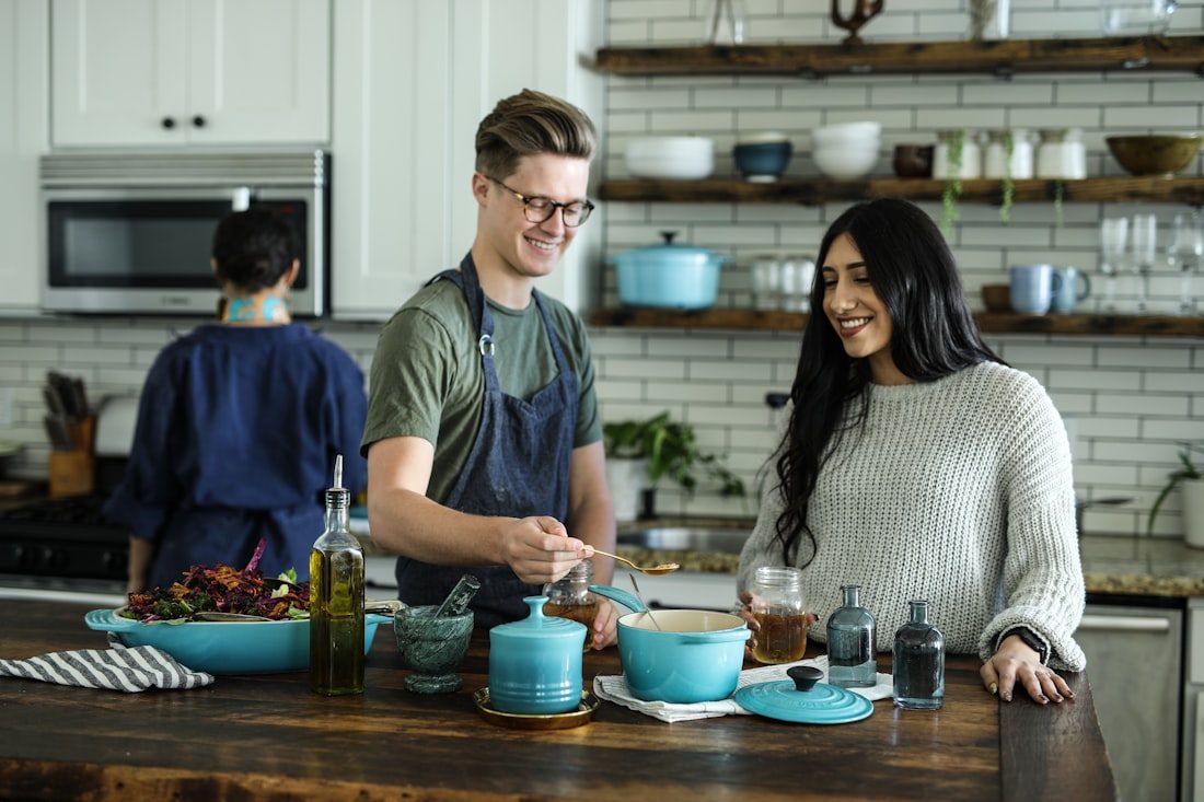 Zwei Menschen kochen gemeinsam in der Küche