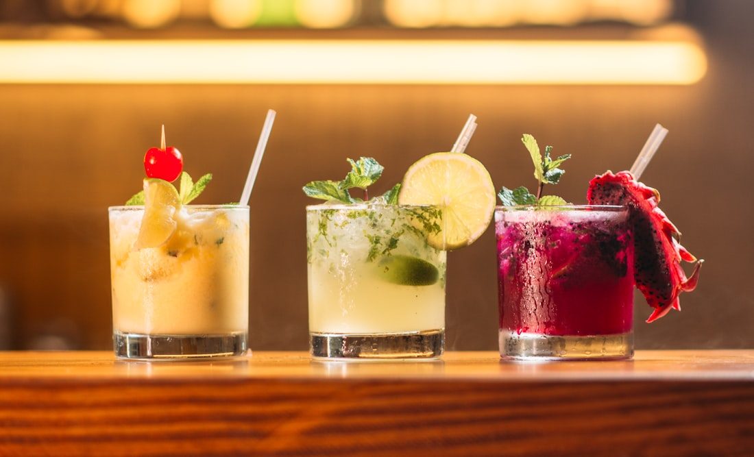 Drei bunte Cocktails auf dem Bartresen