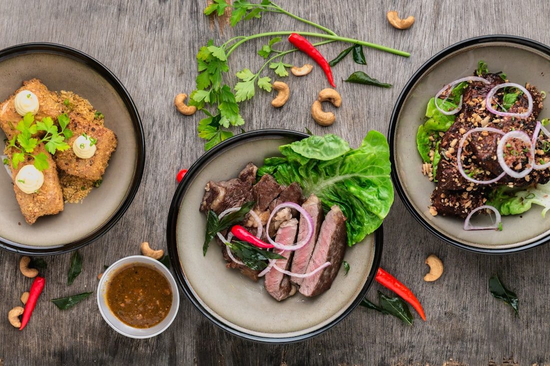 Food-Flatlay mit mehreren Gerichten von oben