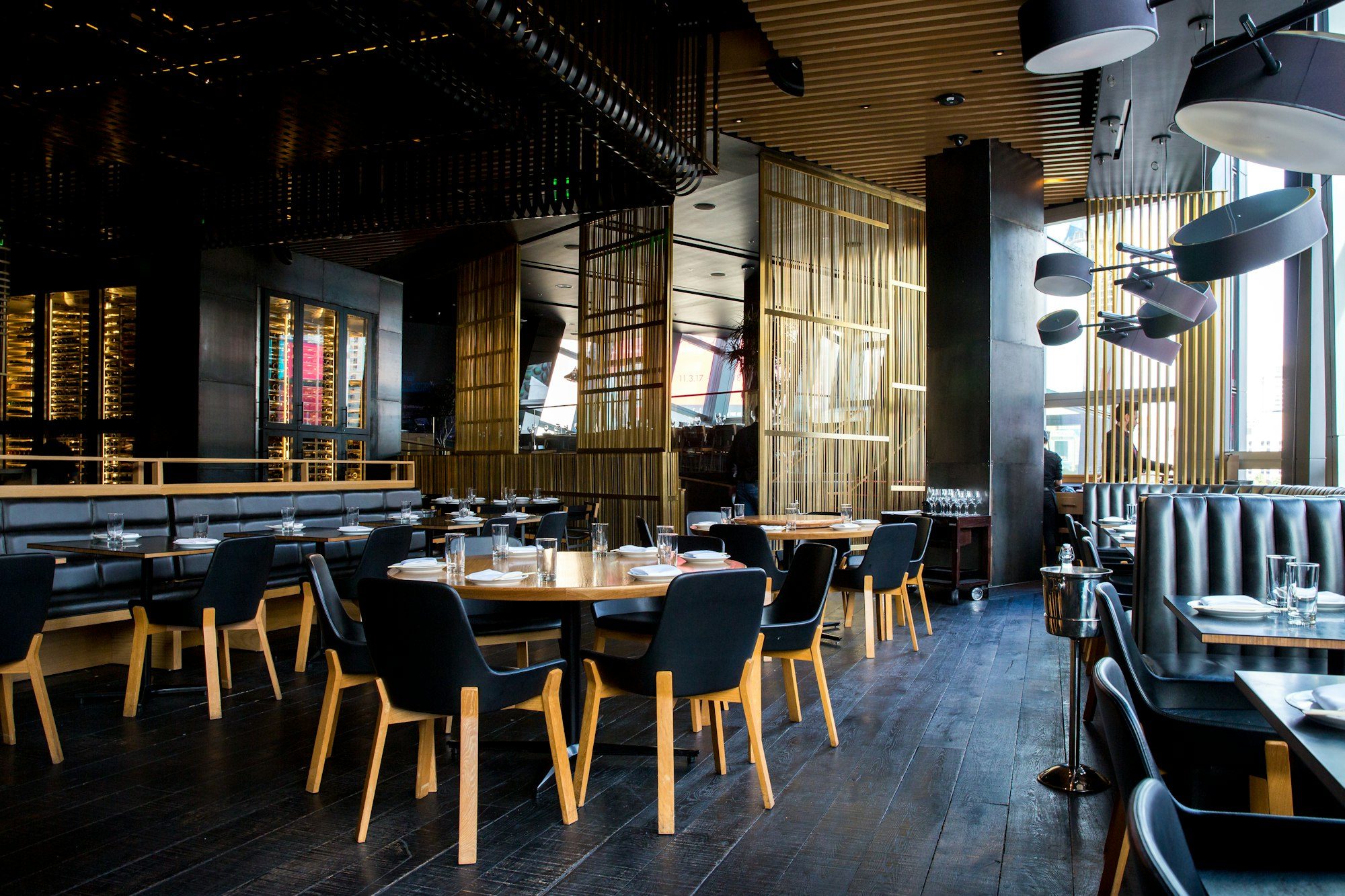 Stilvoll eingerichtetes Restaurant mit gedeckten Tischen